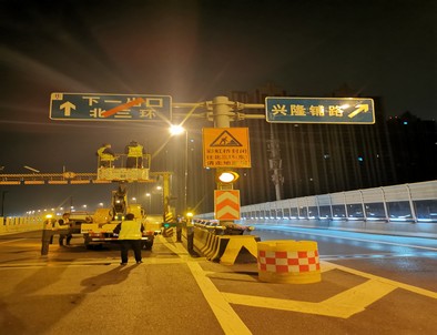 山东郑州市北三环彩虹桥交通标志牌安装现场