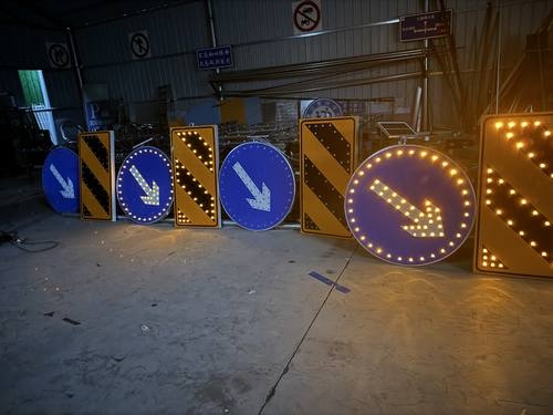 山东山东河南太阳能自发光交通路标牌厂家